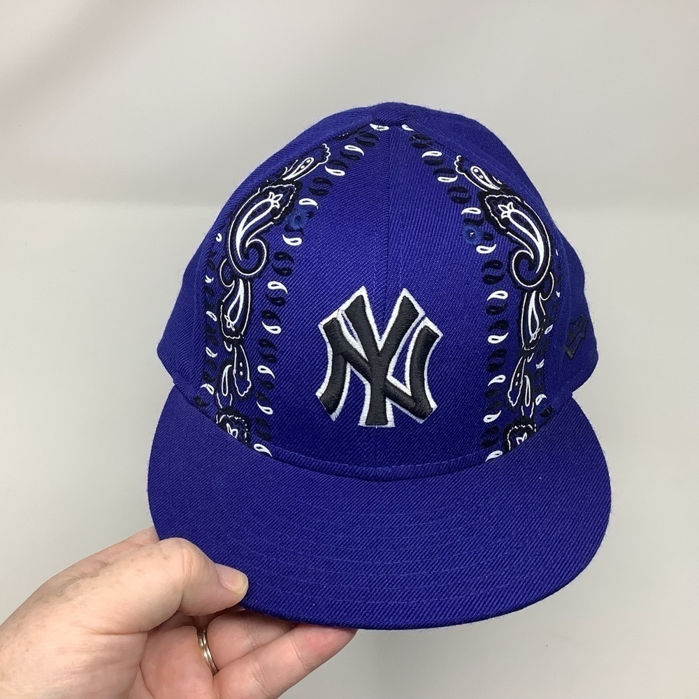 New Era 59FIFTY New York Yankees Blue Paisley Baseball Hat